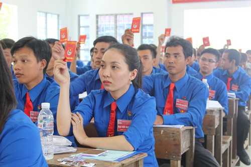 Đoàn viên Xã đoàn Tân Phú Tây, huyện Mỏ Cày Bắc tham gia biểu quyết tại Đại hội